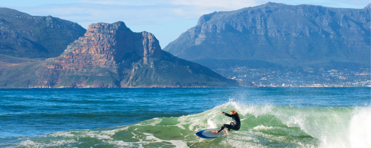 Surfeur à Kommetjie près de Cape Town