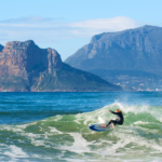 Surfeur à Kommetjie près de Cape Town