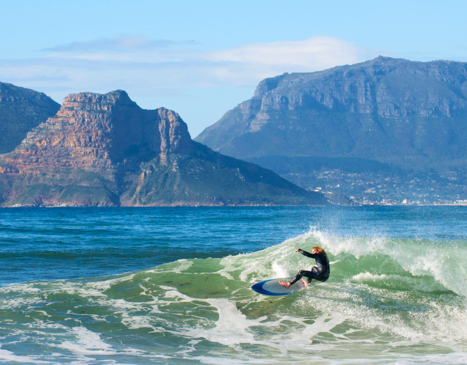 Surfeur à Kommetjie près de Cape Town