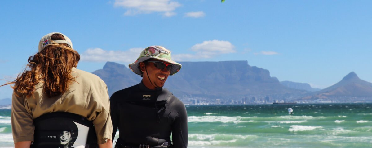 Saïf, moniteur de kitesurf SEAKS Adventure devant Table Mountain à Cape Town