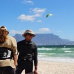 Saïf, moniteur de kitesurf SEAKS Adventure devant Table Mountain à Cape Town