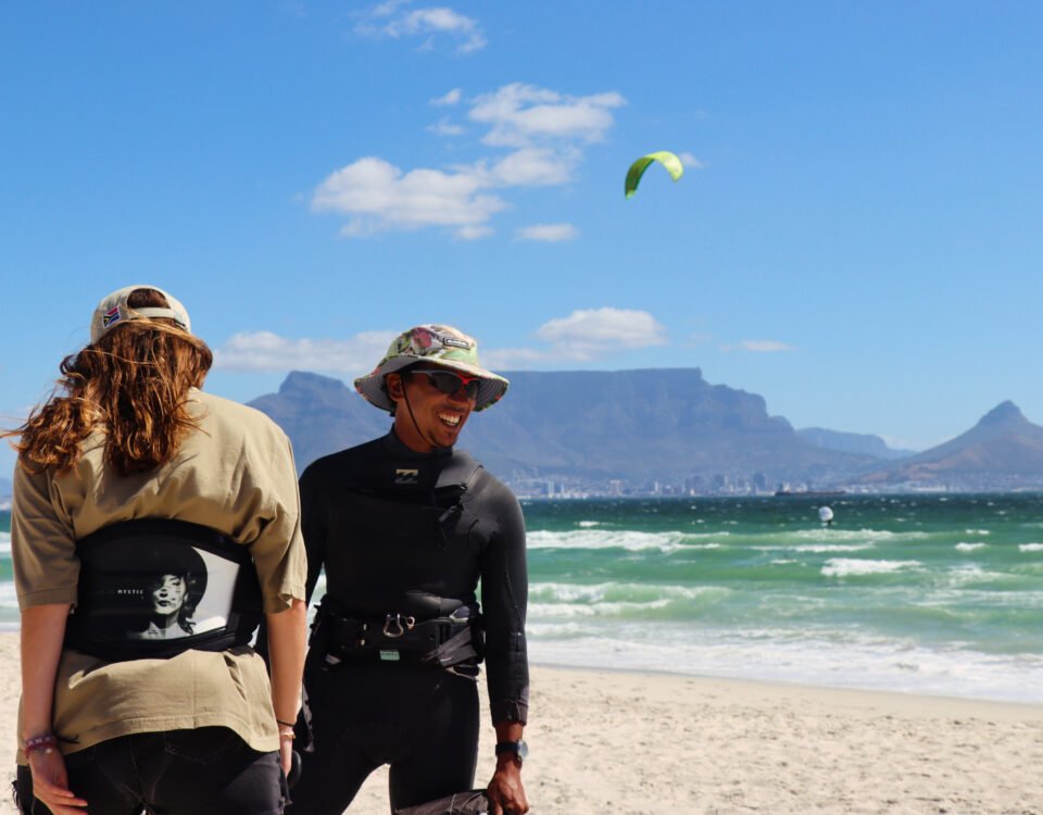 Saïf, moniteur de kitesurf SEAKS Adventure devant Table Mountain à Cape Town
