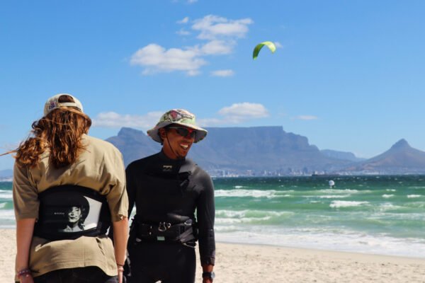 Saïf – Moniteur de kitesurf à Cape Town Saïf, moniteur de kitesurf SEAKS Adventure devant Table Mountain à Cape Town