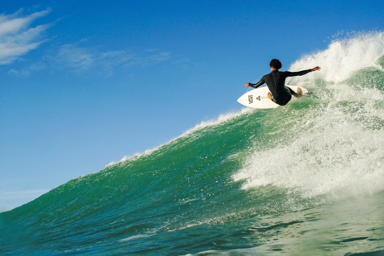 Surfeur à Cape Town Surfeur sur une vague de Cape Town