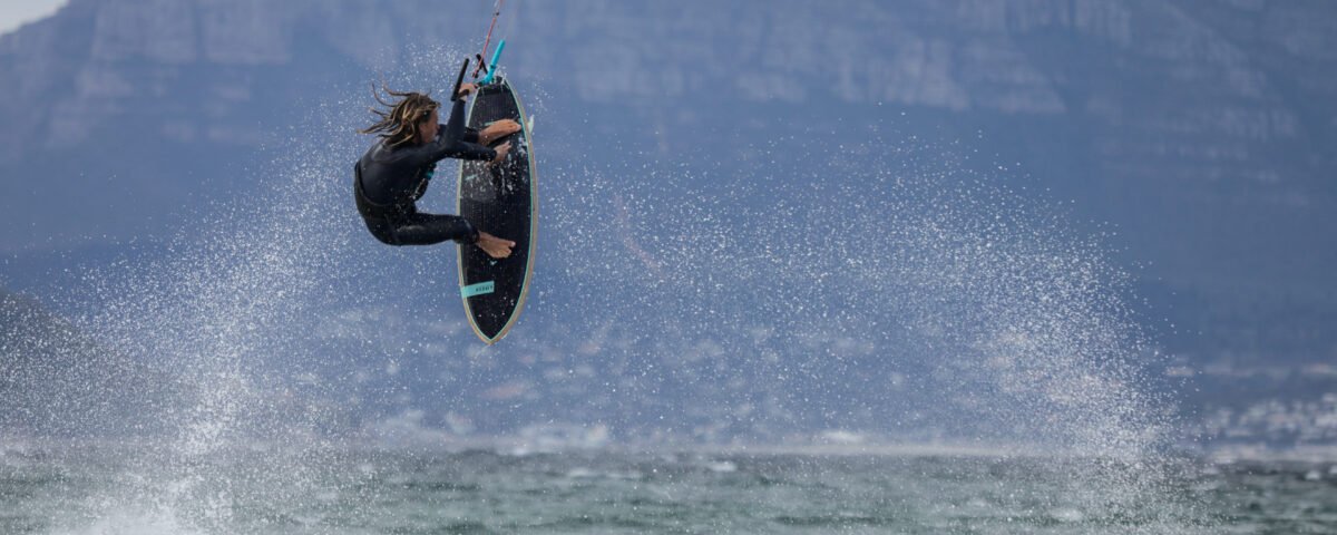 Kitesurf à Cape Town devant Table Mountain