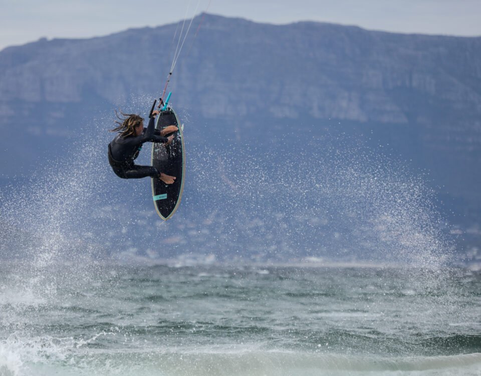 Kitesurf à Cape Town devant Table Mountain