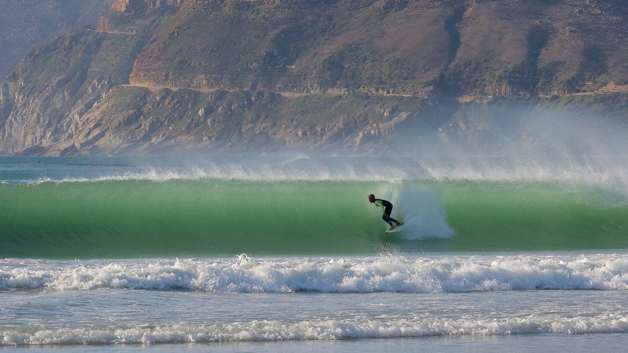 surferur a kommetjie Surfeur dans un tube à Kommetjie