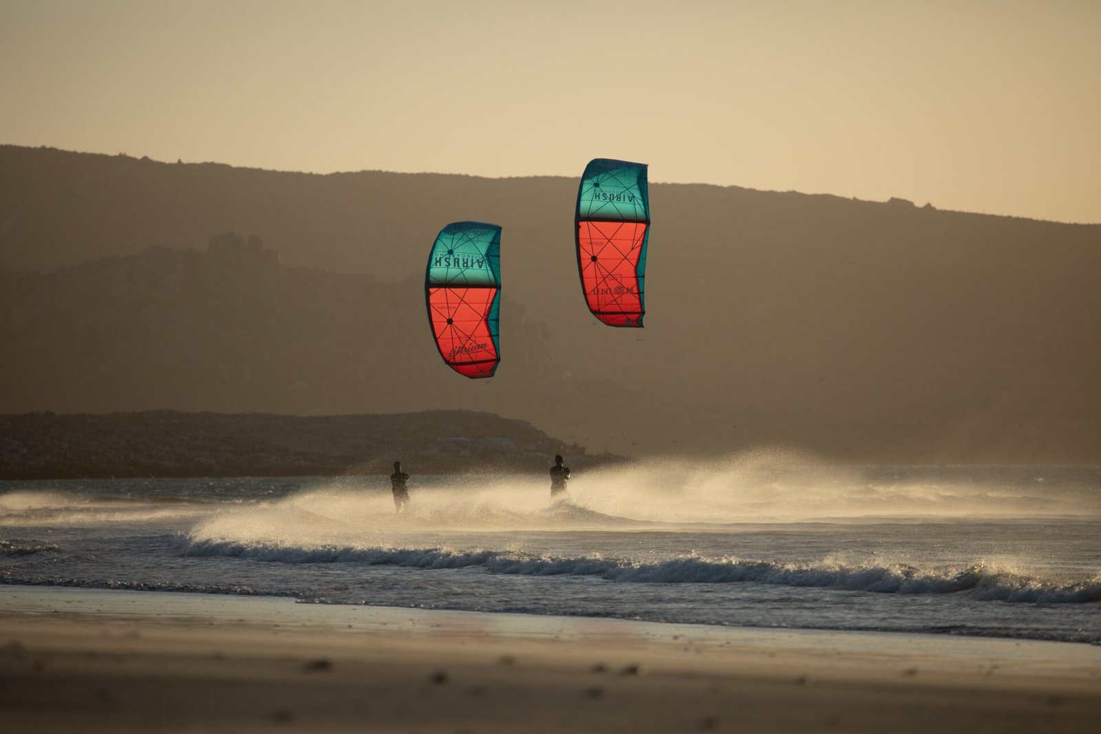2 kitesurfeurs à Cape Town