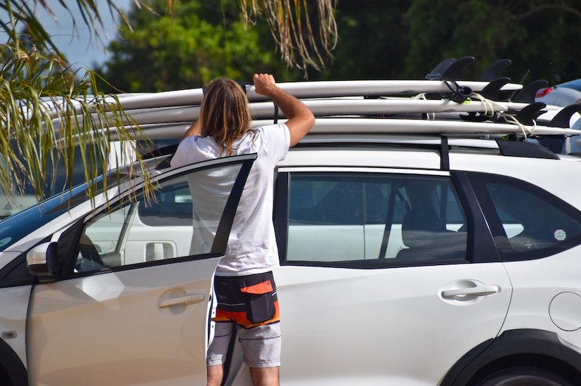 Alex prepare les planches de surf Alexandre préparant les planches de surf pour un séjour SEAKS Adventure à Cape Town
