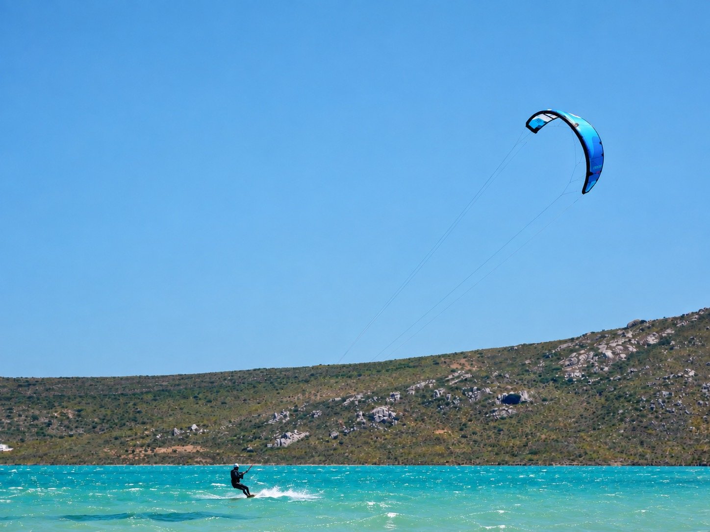 Kitesurfeur au coucher du soleil devant Table Mountain à Cape Town