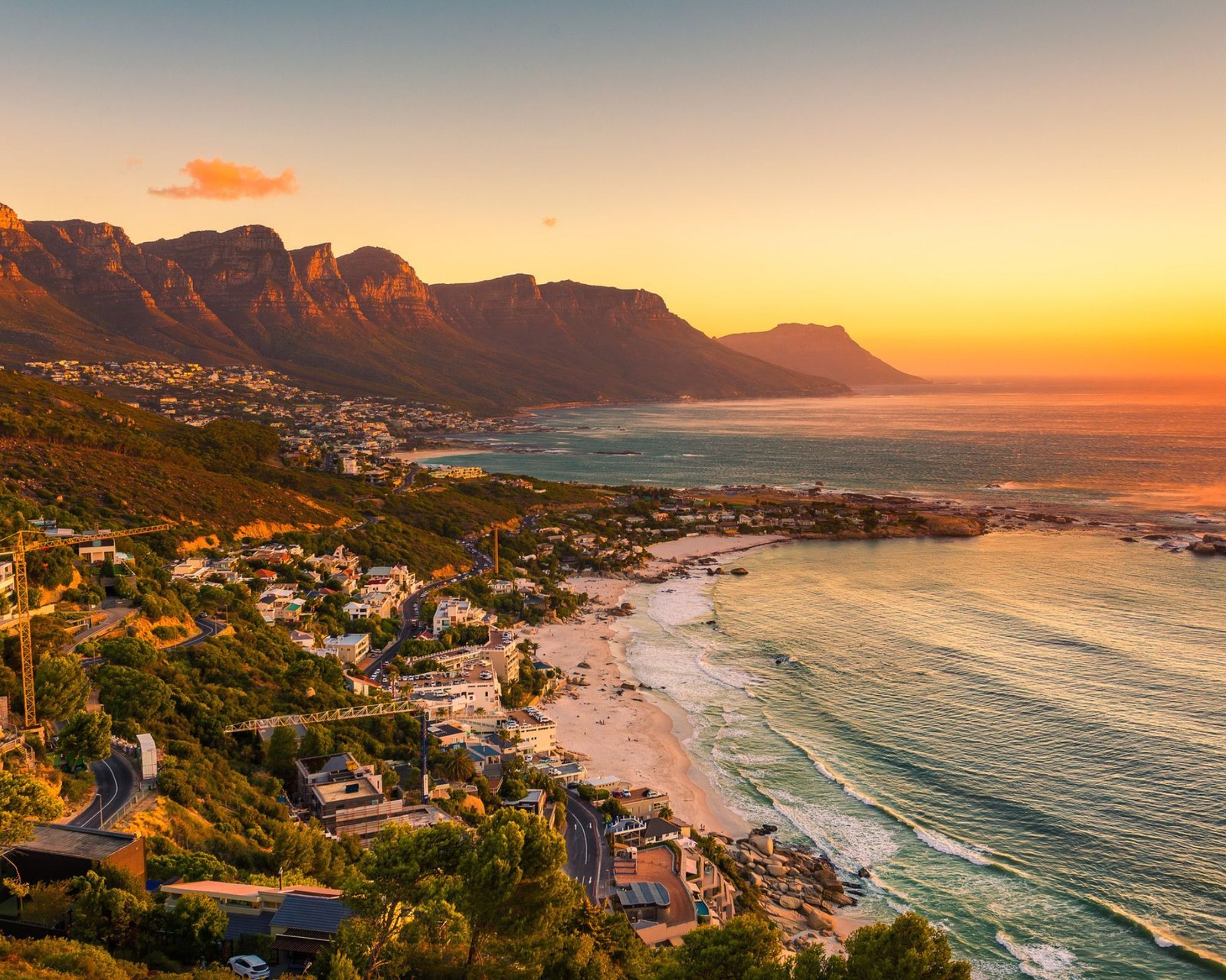 Cape Town montagne et océn Vue de Cape Town au coucher de Soleil avec océan et montagnes