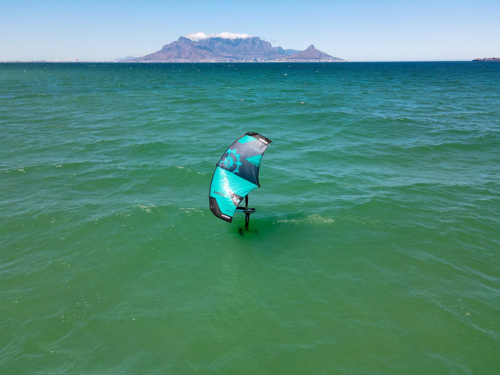 Wingsurf Cape Town en Afrique du Sud Wingsurf devant Table Mountain sur le spot de Blouberg à Cape Town