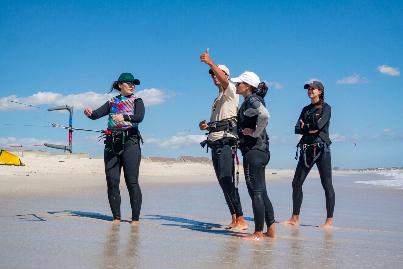 Groupe de participants pendant un cours de kitesurf sur une plage de Cape Town avec SEAKS Adventure.
