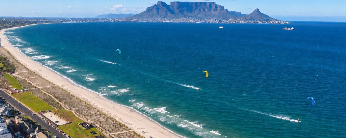 Kitesurf à Cape Town avec Table Mountain en arrière-plan