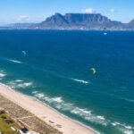 Kitesurf à Cape Town avec Table Mountain en arrière-plan