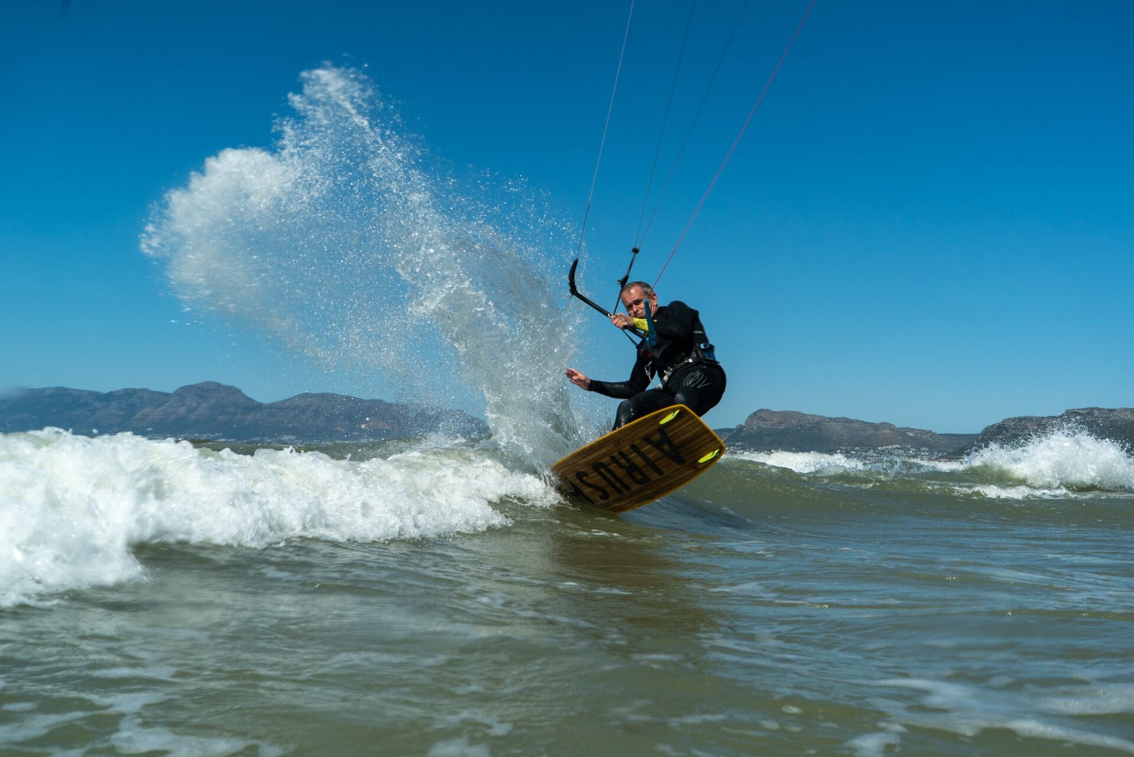 kitesurfeur spray a Muizenberg