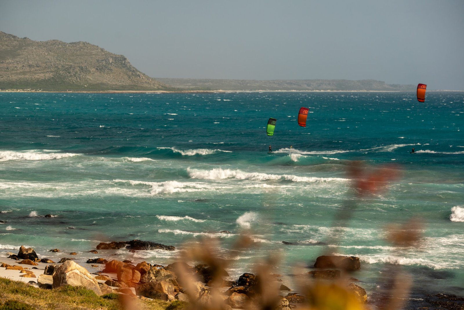 kitesurfeurs à Misty Cliff en Afrique du sud