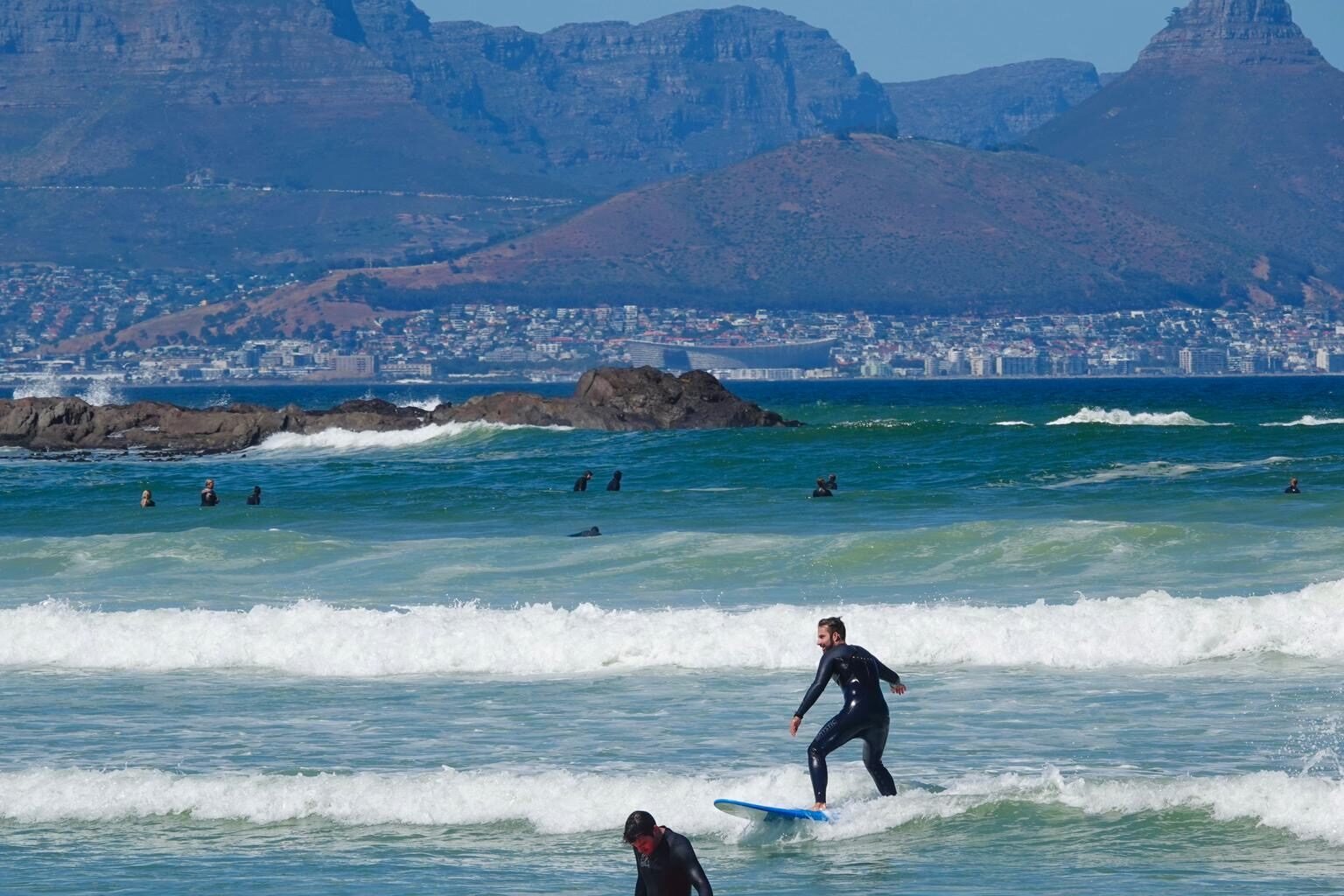 surf devant table mountain a cape town surf devant Table Mountain à Big Bay