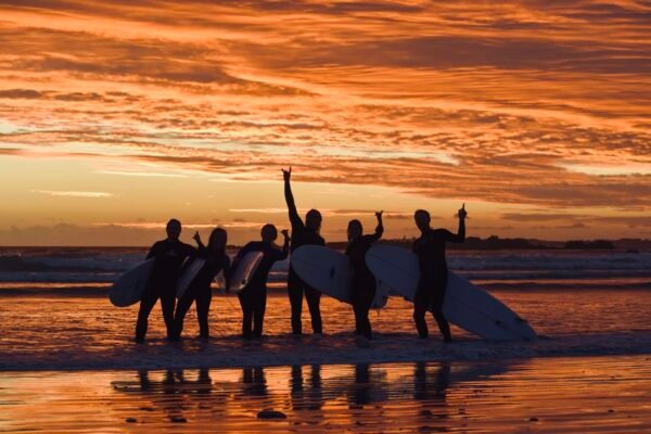 surfeurs au coucher du soleil a big bay surfeurs de SEAKS Adventure au coucher de soleil à Big Bay