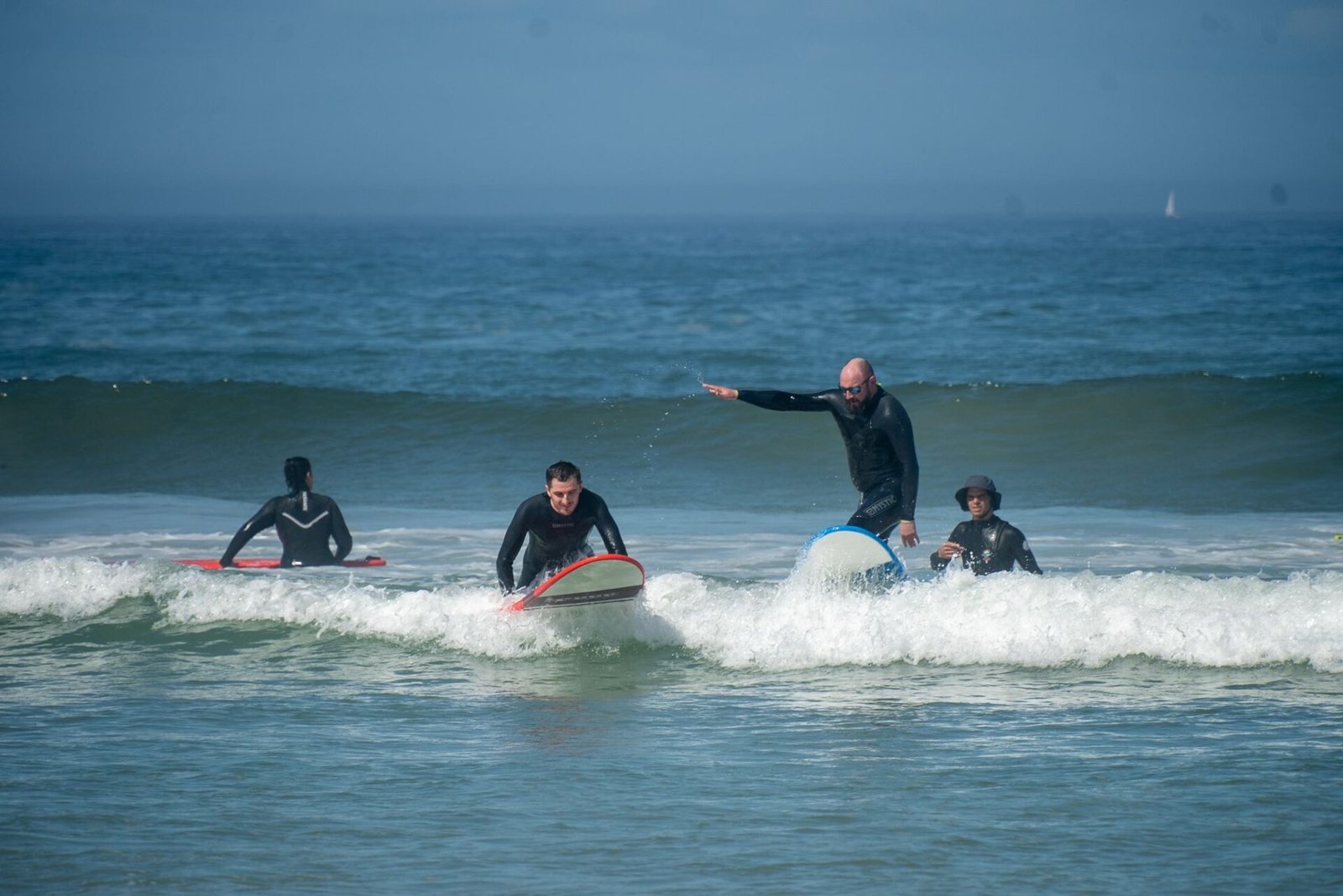 surfeurs debutants sur les vagues de cape town Apprendre à surfer avec SEAKS Adventure