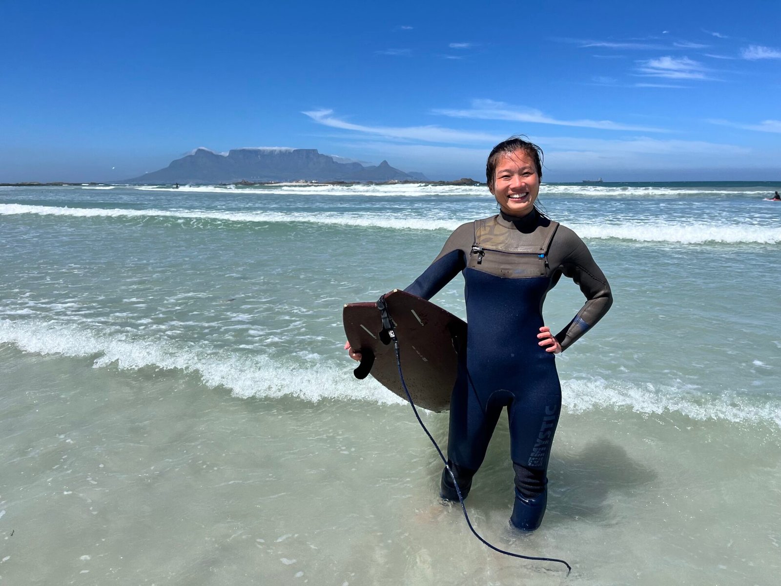 surfeuse devant table mountain a cape town